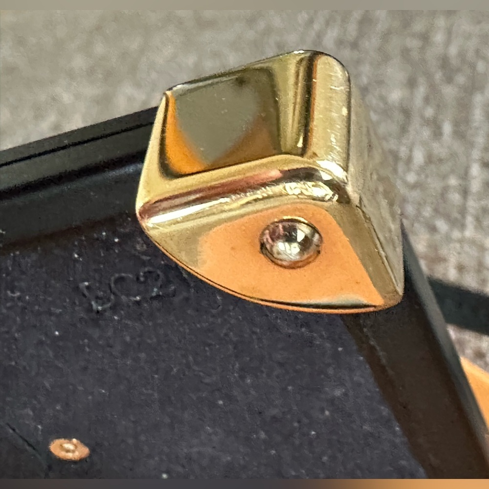 LOUIS VUITTON Eye Trunk iphone X & XS
Monogram Reverse - Picture 10 of 16